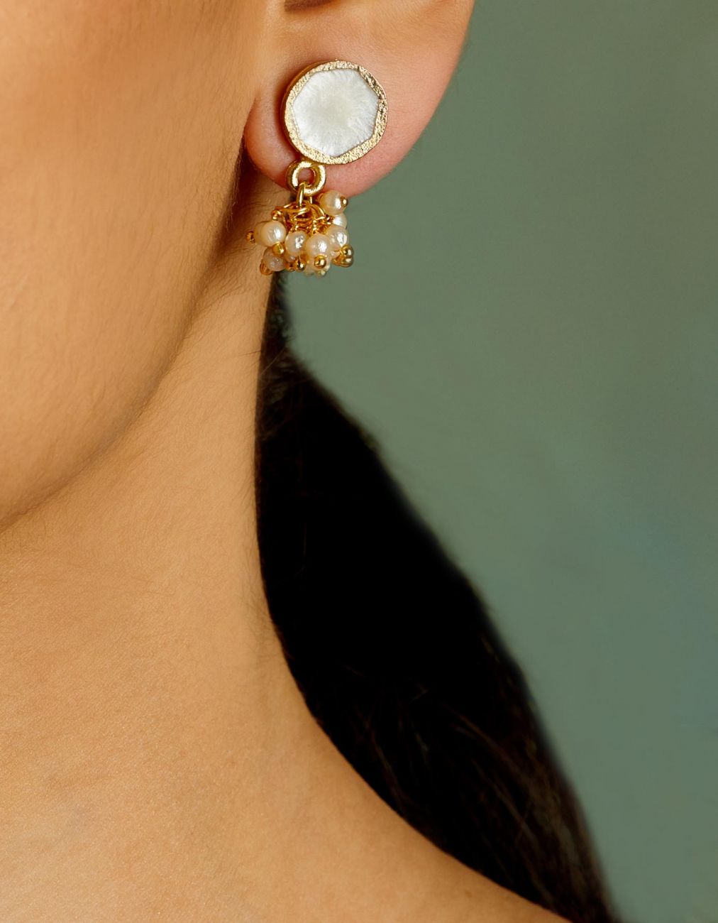 WHITE ROUND ENAMEL LARIYA STUDS - HOT 41.26